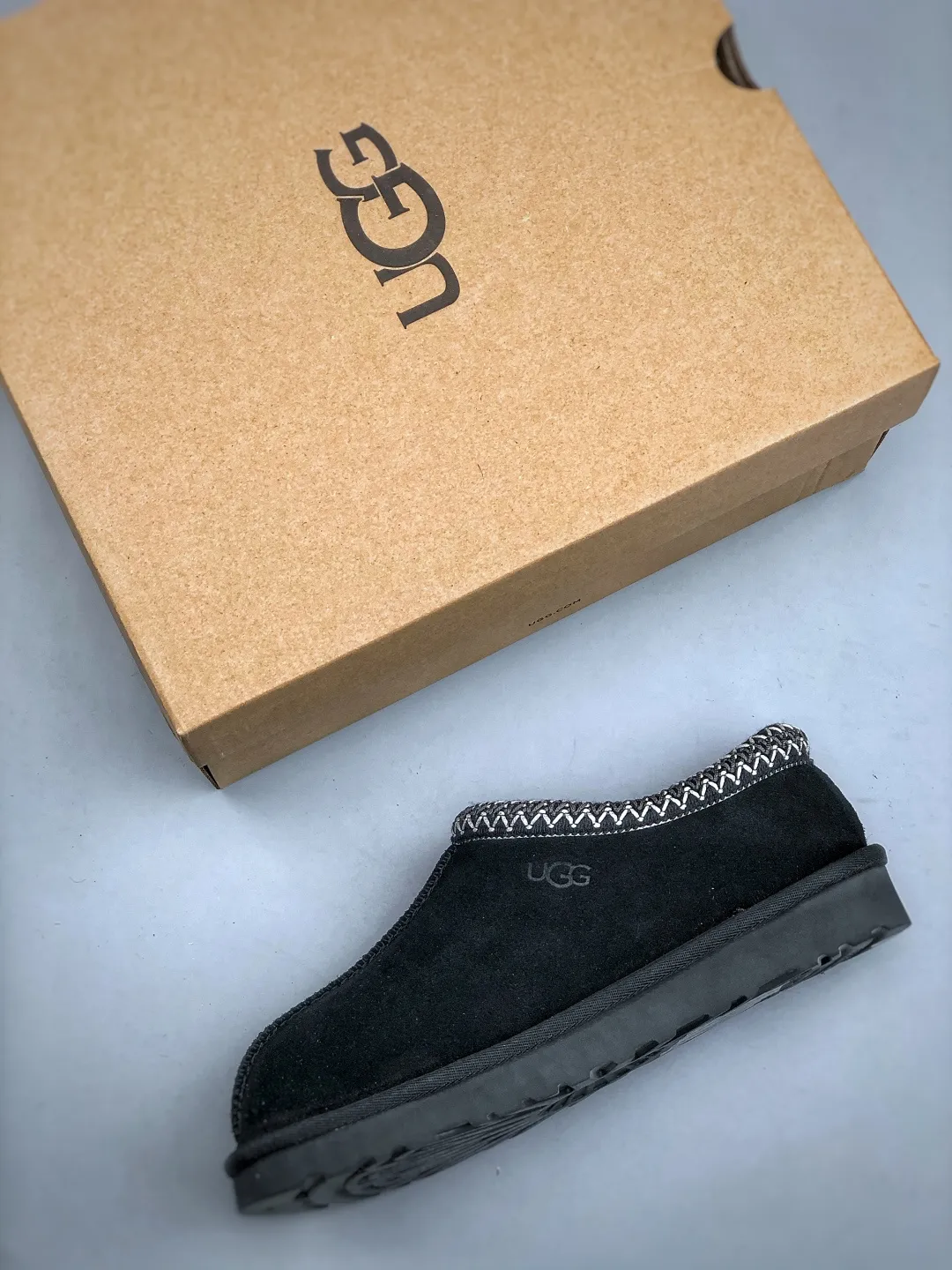 Local self-pickup💰540 supports store placement. The top version on the market. UGG Tazz. Ethnic thin-soled men's and women's models. Xiaohongshu's hot model. Produced by a major foreign trade factory in Guangzhou. Real sheep fur from toe to insole. Independent outer box packaging. Chip. Waterproof process. Different from any version on the market. 5cm thick sole, independently developed original outsole, cashmere insole, keeping warm in winter, suitable for home use. In the new year, uug launched a style series, which is partially geared towards the preferences of young consumers. It has also moved to the forefront of fashion trends. Shoe body material, water-repellent coated suede upper, 17 mm UGGPURE™ implanted wool insole, lightweight non-slip and comfortable rubber outsole, with brand LOGO and trademark, with full package Size: 35 36 37 38 39 40 41 42 43 44 45